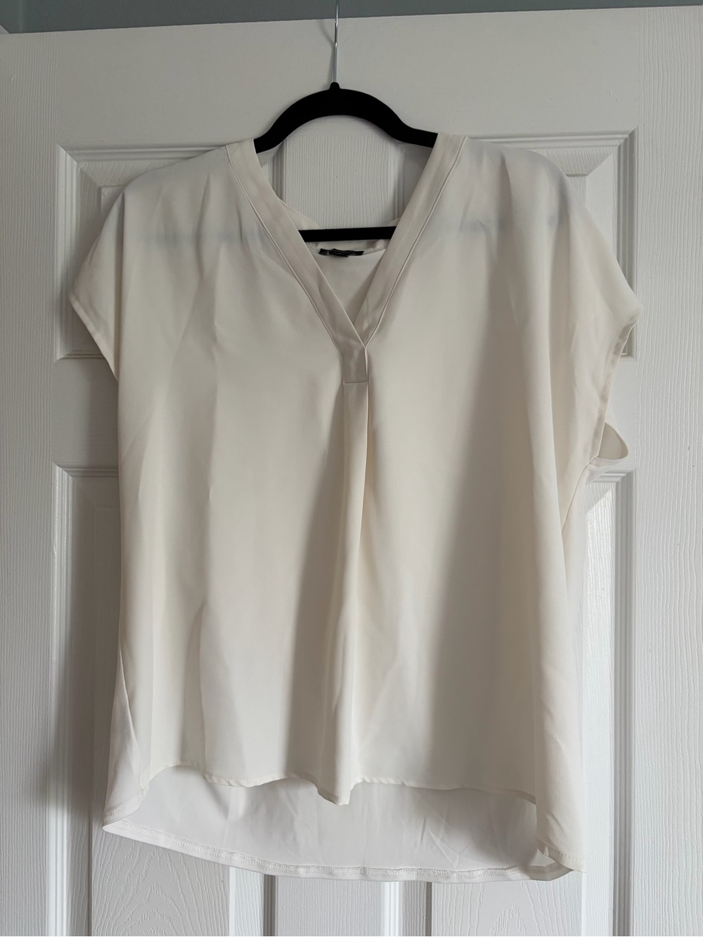 Ann Taylor Cream V-Neck Cap Sleeve Blouse